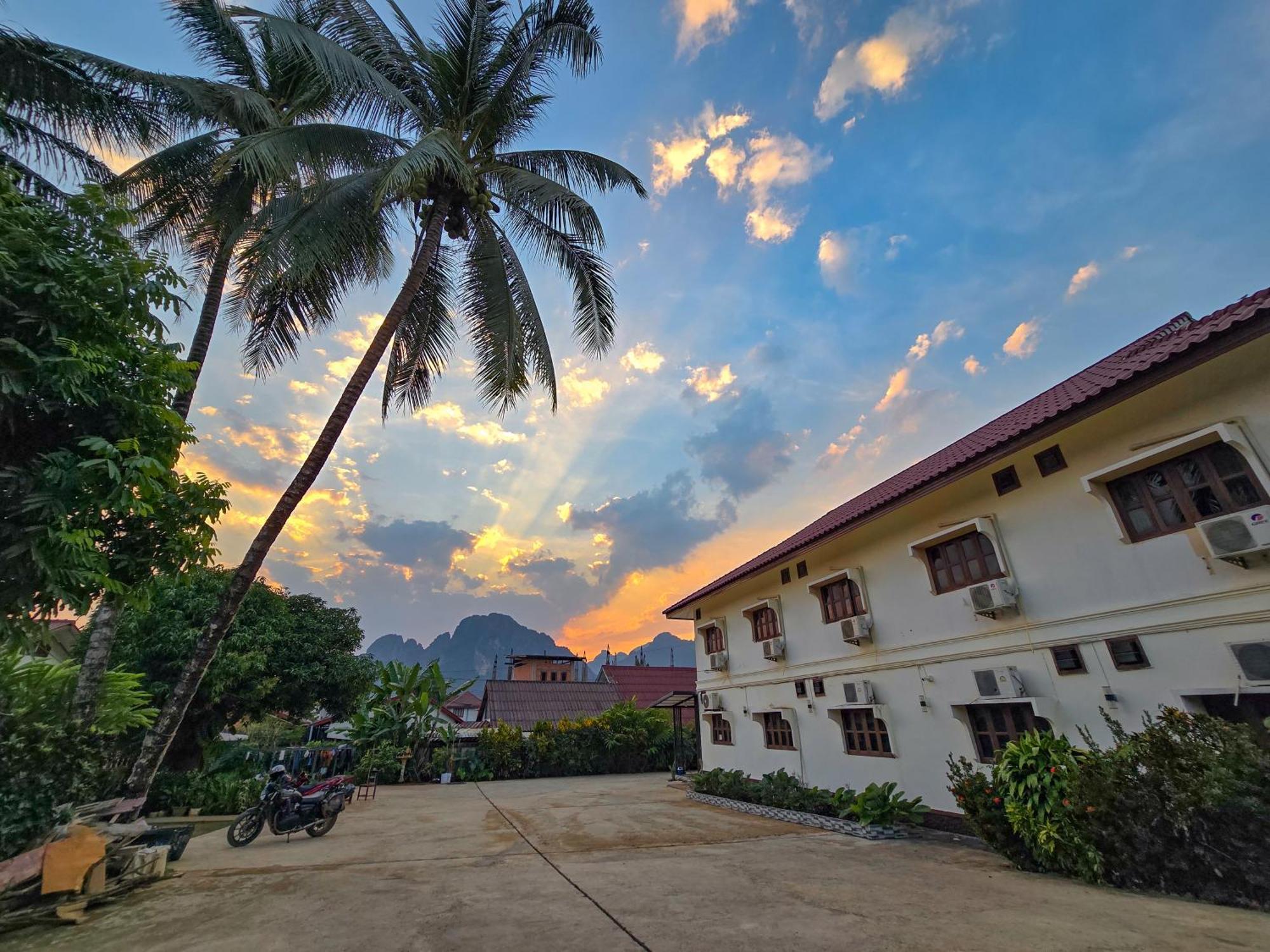 Saphaothong Guesthouse Vang Vieng Bagian luar foto