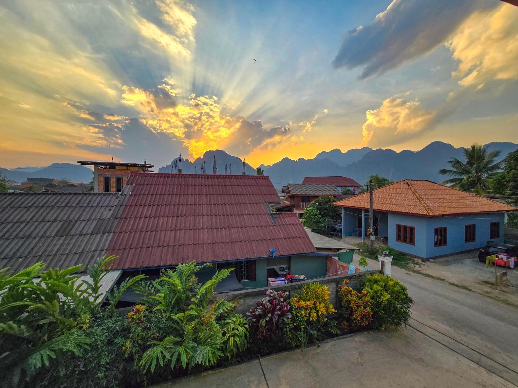 Saphaothong Guesthouse Vang Vieng Bagian luar foto